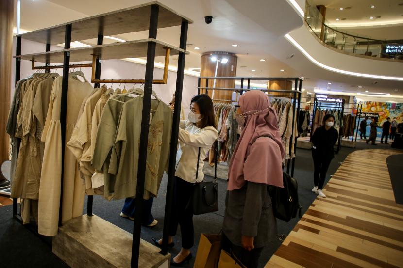 Pengunjung melihat baju di sebuah mal di Jakarta, ilustrasi. Kapasitas mal dan pusat perbelanjaan di DKI Jakarta turun menjadi 75 persen setelah sebelumnya 100 persen karena status Pemberlakuan Pembatasan Kegiatan Masyarakat (PPKM) naik menjadi level dua. 