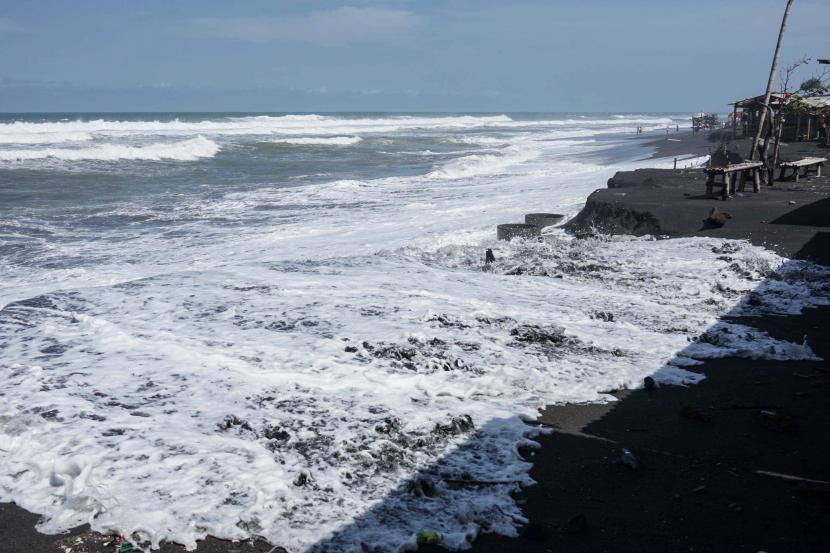 Pengunjung melihat bangunan yang terdampak abrasi akibat gelombang tinggi di Pantai Depok, Bantul, DI Yogyakarta. Peta bahaya tsunami yang dikembangkan BMKG akan segera disampaikan kepada masyarakat. Ilustrasi.