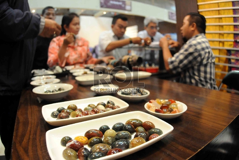 Pengunjung melihat batu akik yang dijual dalam pameran produk unggulan Industri Kecil dan Menengah (IKM) di Plasa Pameran Industri, Kementerian Perindustrian, Jakarta, Selasa (16/6).(Republika/Agung Supriyanto)