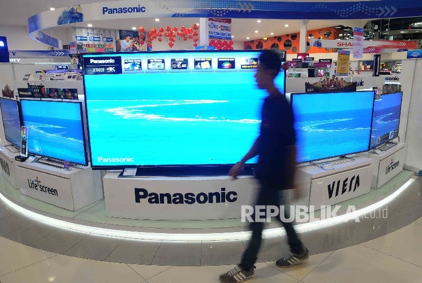 Pengunjung melihat beberapa produk eletronik merk Panasonic di salah satu toko elektronik, Jakarta, Rabu (3/2).