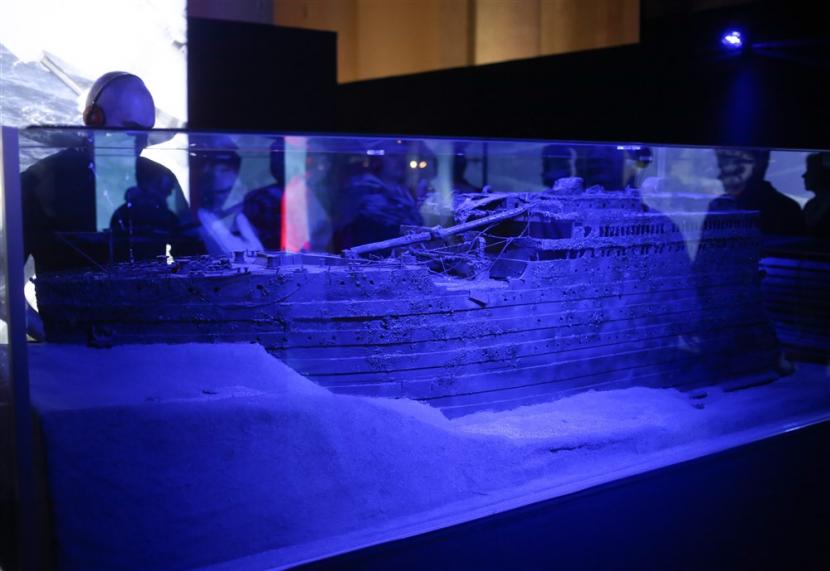 Pengunjung melihat benda-benda asli yang ditemukan dari kapal Titanic saat dipamerkan di Palace of Culture and Science, Warsawa, Polandia, pada 9 April 2016. Titanic karam di Samudra Atlantik Utara pada 15 April 1912 dan bangkai kapalnya baru ditemukan pada1 September 1985. 