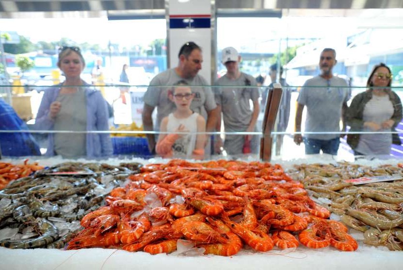 Pengunjung melihat beragam seafood segar di Pasar Ikan Sydney, Australia.
