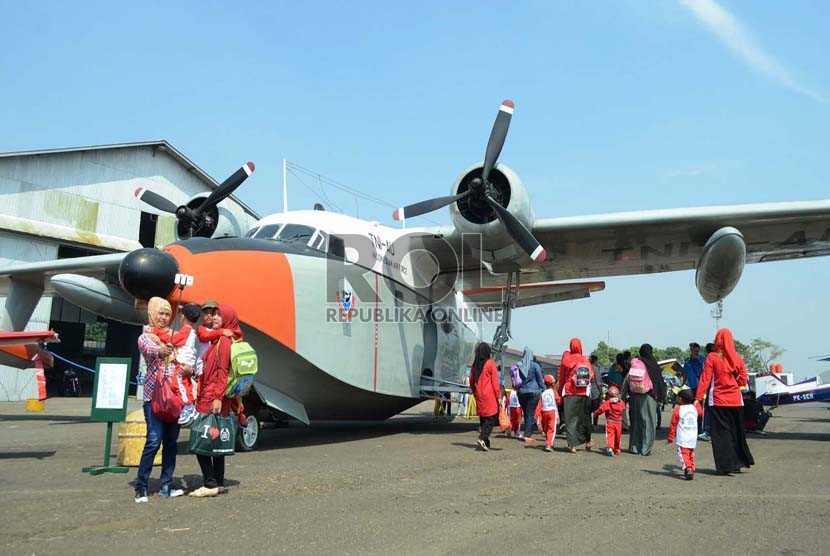 Pengunjung melihat bermacam jenis pesawat pada Bandung Air Show (BAS) 2015, di Lanud Husein Sastranegara, Kota Bandung, Kamis (10/9).  (Republika/Edi Yusuf)