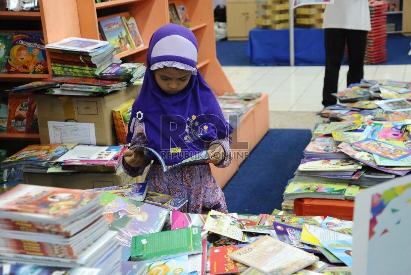 Pengunjung melihat buku distand Bestari Zikrul pameran Islamic Book Fair ke-14 di Istora Senayan, Jakarta, Kamis (5/3).
