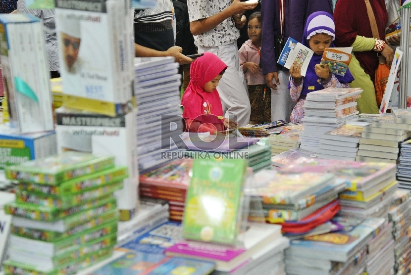    Pengunjung anak-anak dalam pameran Islamic Book Fair ke-14 di Istora Senayan, Jakarta, Kamis (5/3). (Republika/Tahta Aidilla)