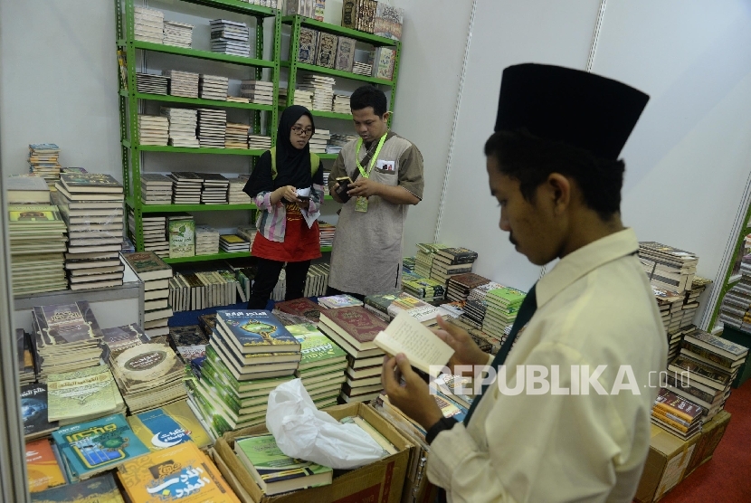  Pengunjung melihat buku islami saat pameran buku islami Islamic Book Fair (IBF) 2017 di JCC, Senayan, Jakarta, Rabu (3/5).