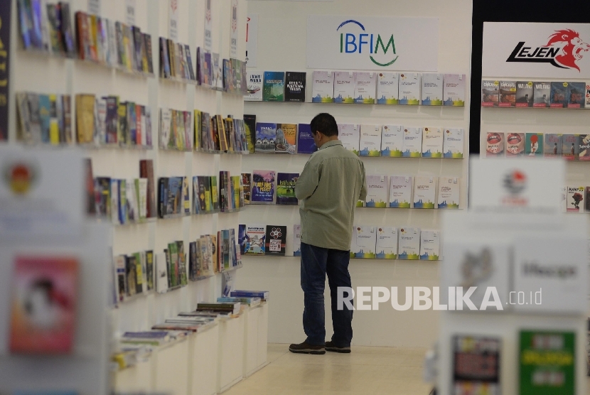   Pengunjung melihat buku saat Indonesia International Book Fair (IIBF) (Ilustrasi)
