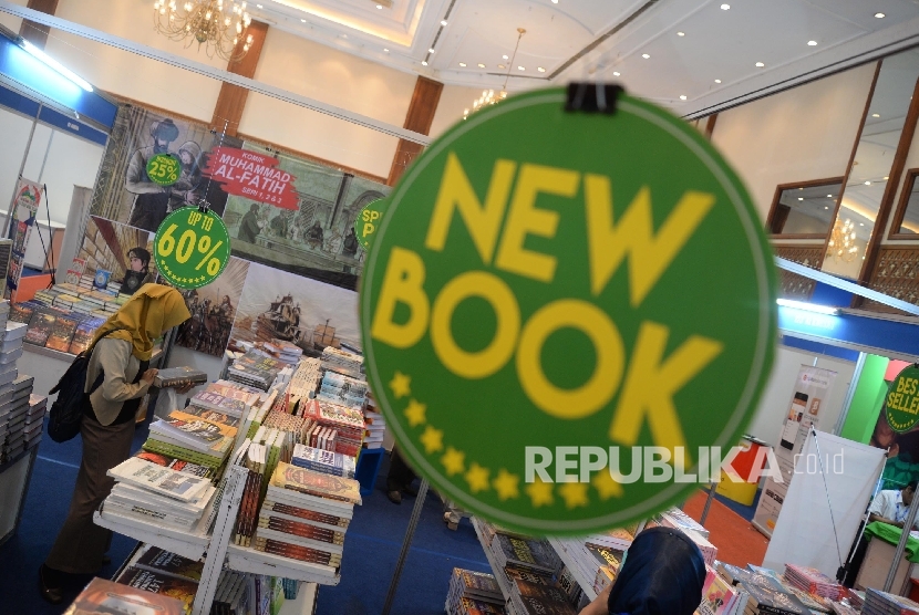 Pengunjung melihat buku saat Indonesia International Book Fair (IIBF) 2016 di JCC, Jakarta, Rabu (28/9). 