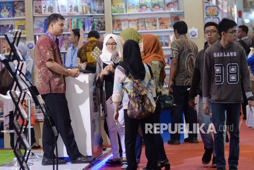 Pengunjung melihat buku saat Indonesia International Book Fair (IIBF) 2016 di JCC, Jakarta, Kamis (29/9).