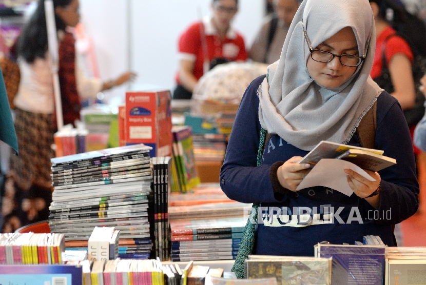 Pengunjung melihat buku saat Indonesia International Book Fair (IIBF) 2017 di Balai Sidang Jakarta, Rabu (6/9). 