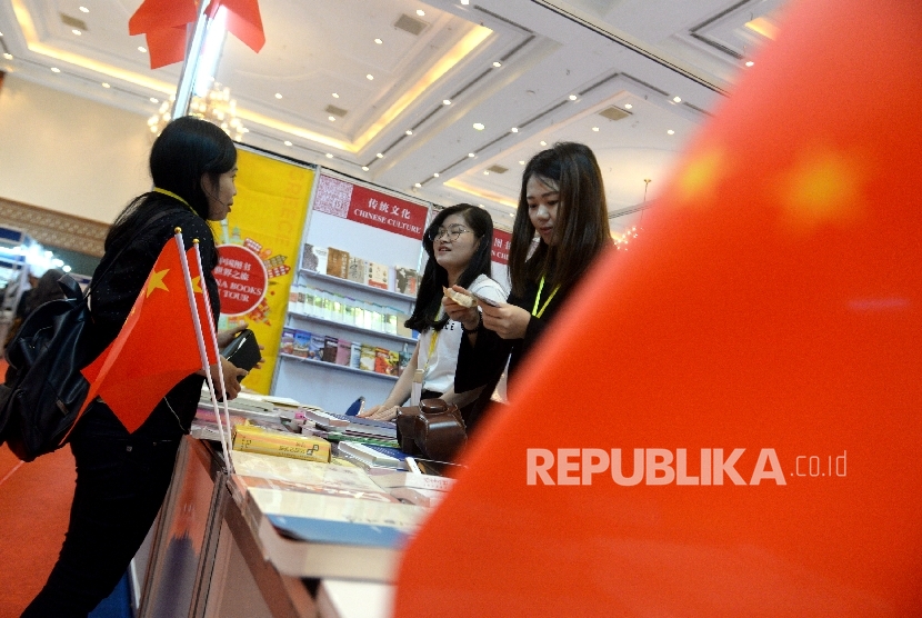 Pengunjung melihat buku saat Indonesia International Book Fair (IIBF) 2017 di Balai Sidang Jakarta, Rabu (6/9).