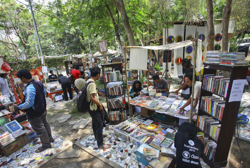 Pengunjung melihat buku yang dijual saat acara Kampung buku Jogja 2015 di kawasan Food Park Universiitas Gadjah Mada (UGM) Yogyakarta, Kamis (8/10).