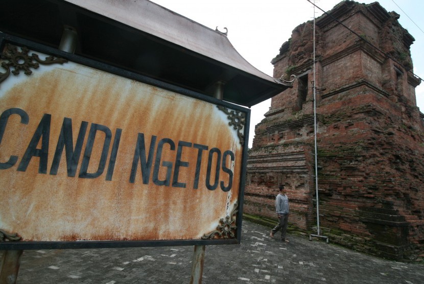 Pengunjung melihat candi Ngetos peninggalan zaman kerajaan Majapahit yang dibangun pada abad ke-15 di Desa Ngetos, Nganjuk, Jawa Timur, Selasa (11/4). 
