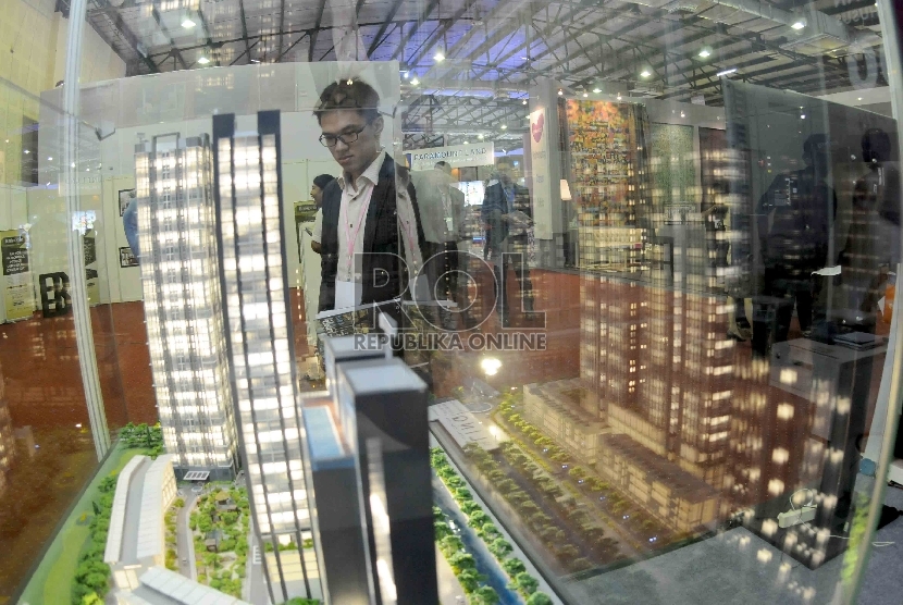 Pengunjung melihat contoh apartemen yang dijual dalam pameran properti yang bertajuk bertajuk Jakarta Property Week di Kartini Expo, Balai Kartini, Jakarta (17/9).Republika/Agung Supriyanto