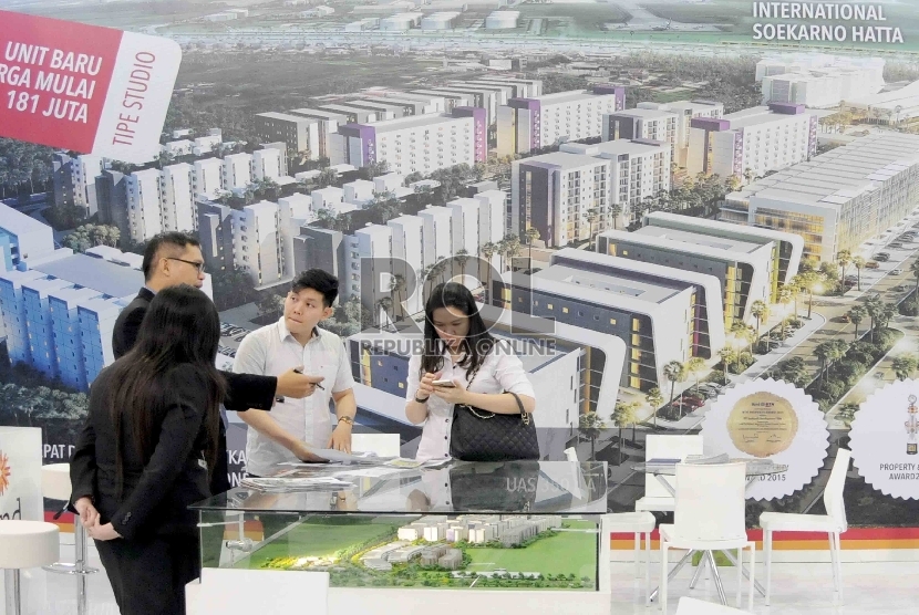 Pengunjung melihat contoh apartemen yang dijual dalam pameran properti yang bertajuk bertajuk Jakarta Property Week di Kartini Expo, Balai Kartini, Jakarta (17/9).Republika/Agung Supriyanto