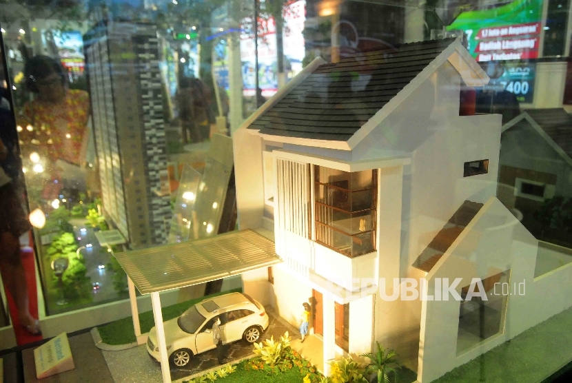 Pengunjung melihat contoh rumah dan properti saat pameran properti. ilustrasi  (Republika/Agung Supriyanto)