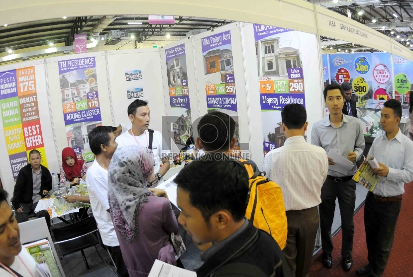 Pengunjung melihat contoh rumah yang dijual dalam pameran properti yang bertajuk bertajuk Jakarta Property Week di Kartini Expo, Balai Kartini, Jakarta (17/9).