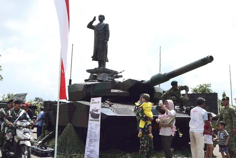 Pengunjung melihat dari dekat berbagai alutsista yang dimiliki TNI AD pada Pameran Alutsista dalam rangka Peringatan Hari Juang Kartika Tahun 2018, di Lapangan Pangsar Jenderal Sudirman Ambarawa, Kabupaten Semarang, Jumat (7/12). 