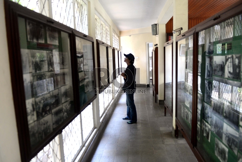 Pengunjung melihat foto-foto peninggalan Jenderal Ahmad Yani di Museum Sasmita Loka Ahmad Yani, Jakarta, Rabu (30/9).