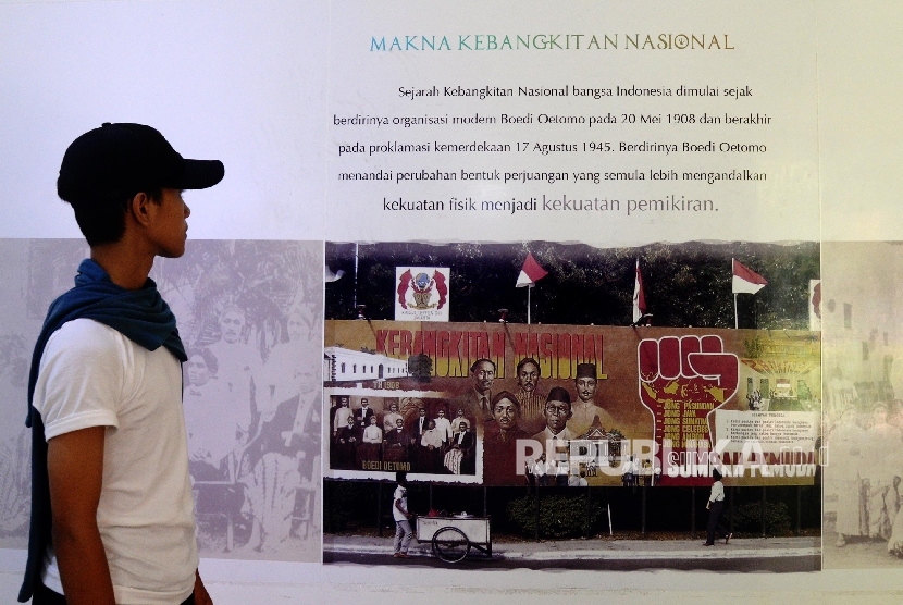 Pengunjung melihat foto sejarah di Museum Kebangkitan Nasional, Jakarta, Jumat (20/5). (Republika/ Yasin Habibi)