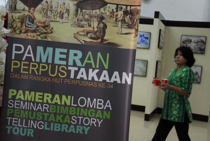 Pengunjung melihat gambar-gambar buku dalam Pameran Perpustakaan di Perpustakaan Nasional, Jakarta, Kamis (22/5).
