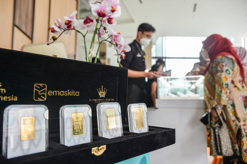 Pengunjung melihat gerai emas Hartadinata pada pameran investasi tanpa cemas dengan emas di Bandung, Jawa Barat, Rabu (26/10/2022). 