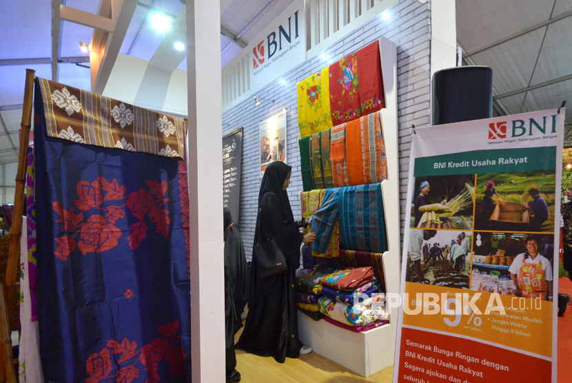 Pengunjung melihat kain tenun sutera Sengkang di Lapangan Karebosi, Makassar, Sulawesi Selatan. Pemprov Sulsel dan India jajaki peluang kerja sama industri sutra. Ilustrasi. 