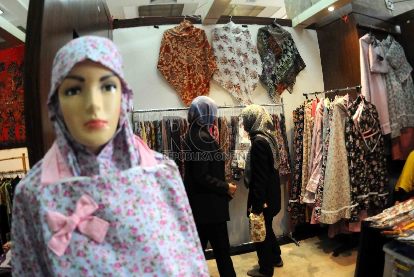 Pengunjung melihat kain yang dijual dalam pameran produk unggulan Industri Kecil dan Menengah (IKM) di Plasa Pameran Industri, Kementerian Perindustrian, Jakarta, Selasa (16/6).(Republika/Agung Supriyanto)