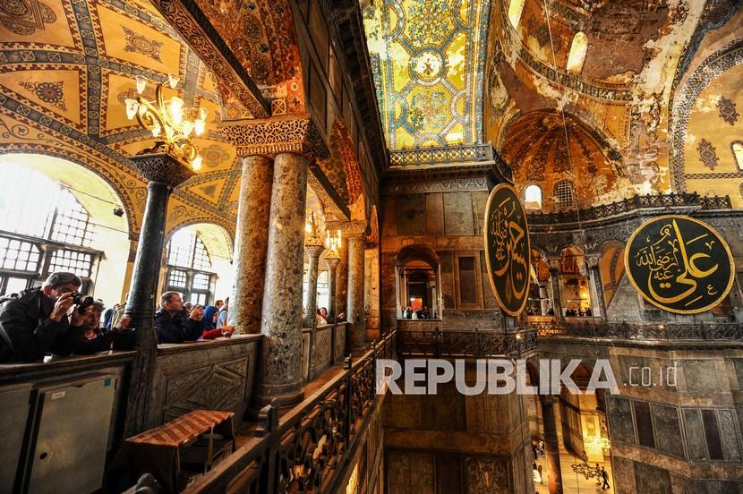 Pengunjung melihat kaligrafi Ali di Masjid Hagia Sophia, di distrik bersejarah Sultanahmet di Istanbul,