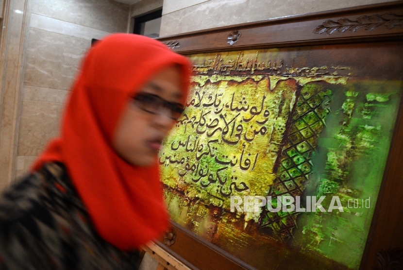 Pengunjung melihat kaligrafi saat pameran Sejarah Islam di Nusantara yang digelar di Kantor PBNU, Jakarta, Senin (30/1).