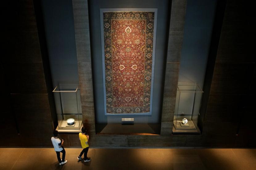  Pengunjung melihat karpet Iran di Museum Seni Islam di Doha, Qatar, Selasa, 22 November 2022. 