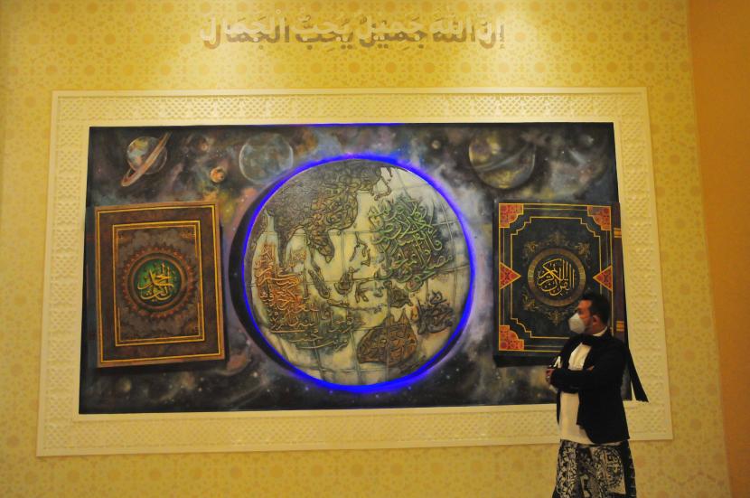 Pengunjung melihat karya kaligrafi Islam yang dipajang di Galeri Kaligrafi Indonesia 