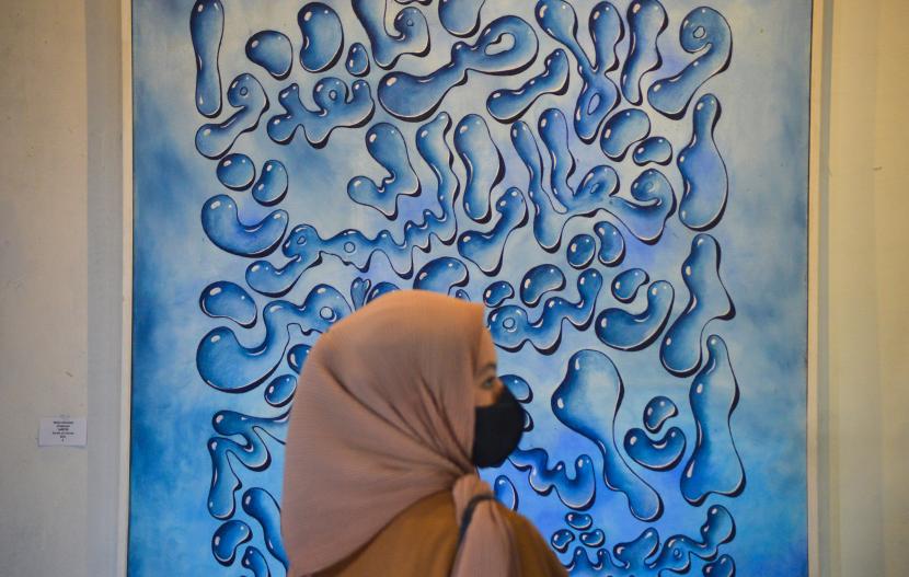 Pengunjung melihat karya seni kaligrafi yang dipamerkan di Galeri Taman Budaya Sumatera Barat, di Padang, Selasa (19/4/2022). Taman Budaya Sumbar menggelar pameran kaligrafi bertajuk Merayakan Identitas dengan menampilkan karya dari 20 seniman di provinsi itu.