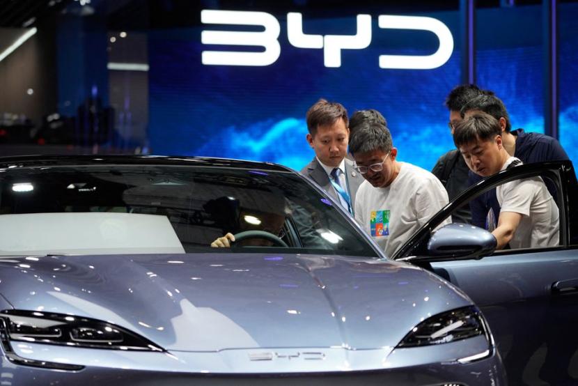 Pengunjung melihat kendaraan listrik BYD Seal di pameran Auto Shanghai, di Shanghai, Cina 18 April 2023. BYD akan meluncurkan truk pikap listrik akhir tahun ini.