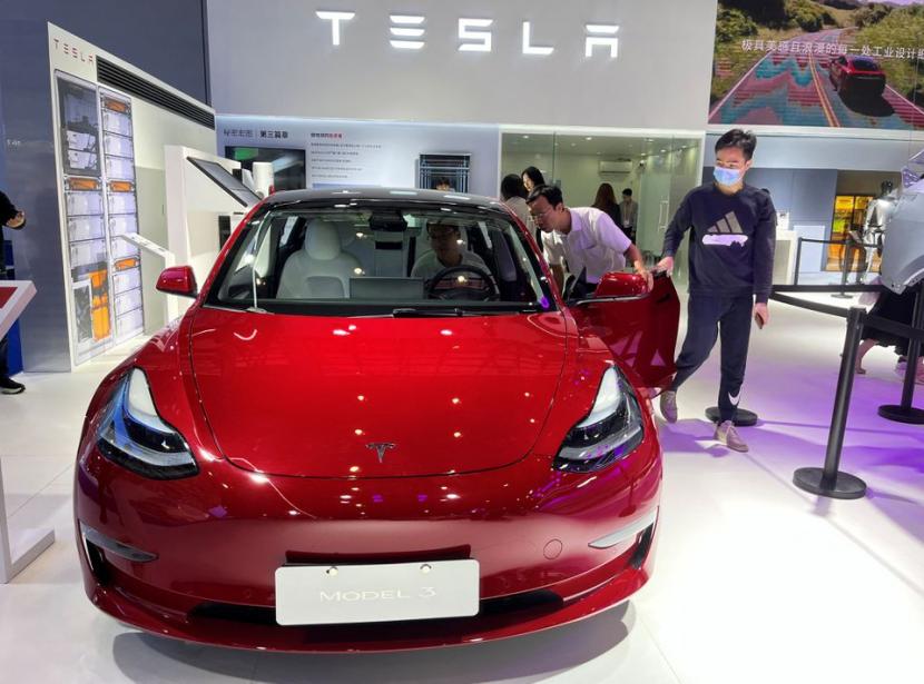 Pengunjung melihat kendaraan listrik (EV) Tesla Model 3 di China International Consumer Products Expo ketiga, di Haikou, Provinsi Hainan, China 12 April 2023. 