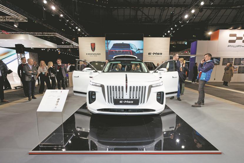 Pengunjung melihat kendaraan listrik Hongqi selama pameran mobil di Stockholm, Swedia, pada Februari 2023.