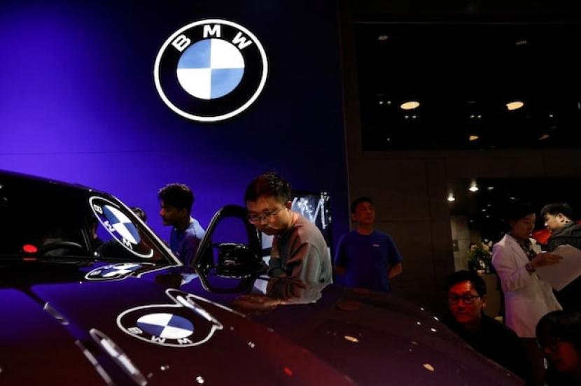 Pengunjung melihat kendaraan yang dipajang di stan BMW, di Pameran Otomotif Internasional Beijing, atau Auto China 2024, di Beijing, China, 25 April 2024.