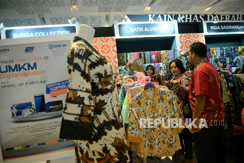 Pengunjung melihat kerajinan di salah satu stan pada acara BRI UMKM Digitalvolution di JIEXPO, Jakarta, Sabtu (17/12).