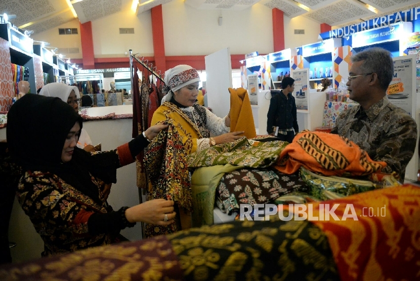 Pengunjung melihat kerajinan di salah satu stan pada acara BRI UMKM Digitalvolution di JIEXPO, Jakarta, Sabtu (17/12).