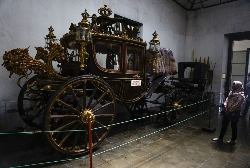 Pengunjung melihat kereta kencana koleksi Museum Kereta Keraton di Jalan Rotowijayan, Panembahan, Kraton, DI Yogyakarta. Empat Penemuan Penting yang Mengubah Hidup Manusia