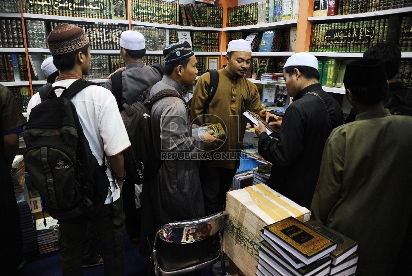 Pengunjung melihat koleksi buku di stan penerbit luar negeri pada Islamic Book Fair ke-14, Istora Senayan, Jakarta, Jumat (6/3).  (Republika/Tahta Aidilla)