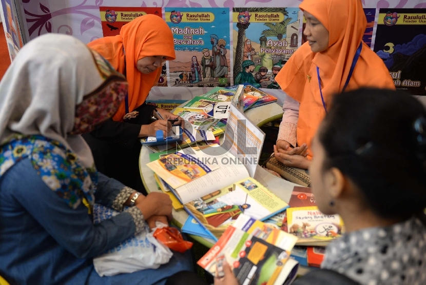 acara pra event tidak hanya untuk meningkatkan jumlah pengunjung. Foto: Pengunjung melihat koleksi buku keluarga islami saat gelaran Internasional Book Fair (Ilustrasi). 