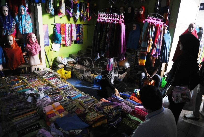 Pengunjung melihat koleksi busana muslim salah satu pertokoan di Jakarta, Rabu (15/4).(Republika/ Tahta Aidilla).