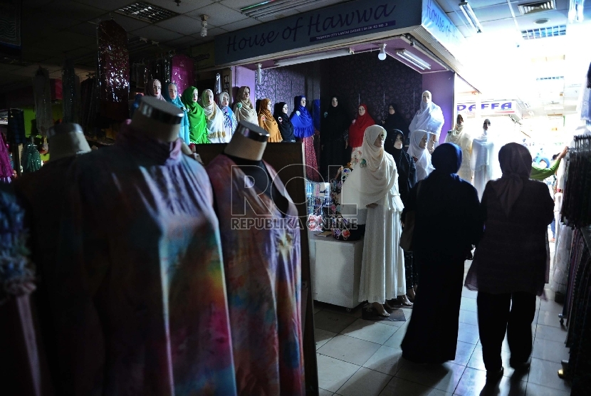 Pengunjung melihat koleksi busana muslim salah satu pertokoan di Jakarta, Rabu (15/4).(Republika/ Tahta Aidilla).