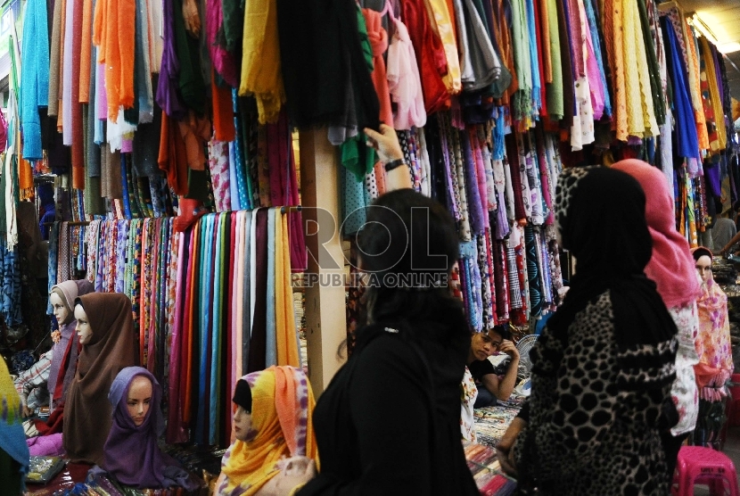 Pengunjung melihat koleksi busana muslim salah satu pertokoan di Jakarta, Rabu (15/4).(Republika/ Tahta Aidilla).