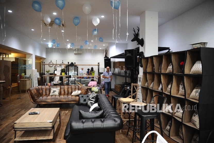  Pengunjung melihat koleksi furniture saat dibuka gerai Andaleto di Kemang Square, Jakarta, Kamis (27\10).