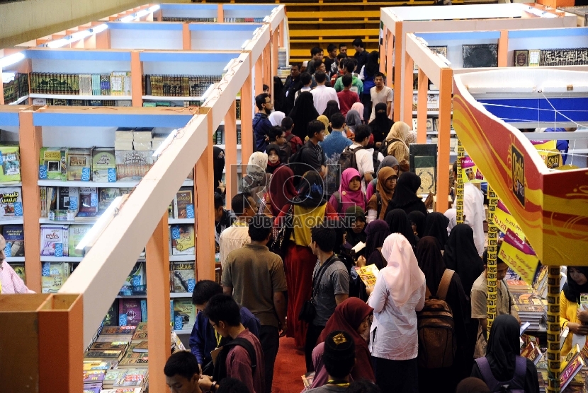 Pengunjung melihat koleksi pada stand di pameran Islamic Book Fair ke-14 2015 di Istora senayan, Jakarta, Jumat (27/2). 