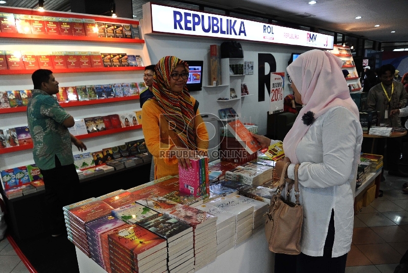 Pengunjung melihat koleksi pada stand penerbit Republika di pameran Islamic Book Fair ke-14 2015 di Istora senayan, Jakarta, Jumat (27/2).