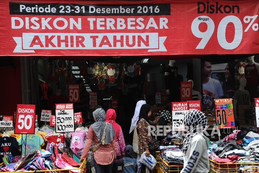 Pengunjung melihat koleksi pakaian saat digelar potongan harga di pusat perbelanjaan, Jakarta, Kamis (29\12). Memasuki akhir tahun sejumlah tempat belanja memberikan diskon besar-besaran untuk menarik pembeli.