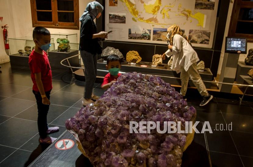 Pengunjung melihat koleksi prasejarah dan sejarah di Museum Geologi, Bandung, Jawa Barat, Kamis (4/11/2021). Badan Geologi Kementerian Energi dan Sumber Daya Mineral (ESDM) mencatat jumlah kunjungan ke Museum Geologi di Kota Bandung, Jawa Barat, mencapai 326.356 pengunjung sepanjang tahun 2022.
